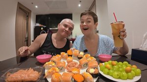 Мукбанг ОТМЕТИЛИ нашу ПОБЕДУ над проблемами! НАЛОПАЛИСЬ суши и роллы от ПУХА в Таиланд! Ужин Паттайя