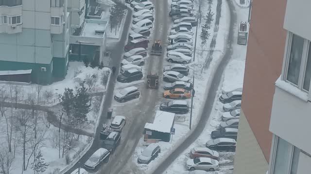Запаркованный двор = неэффективная уборка снега