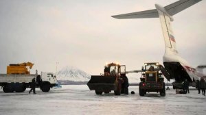 Камчатку откапывают от снега всей страной. Спецтехника прибывает на полуостров из Москвы и Сахалина