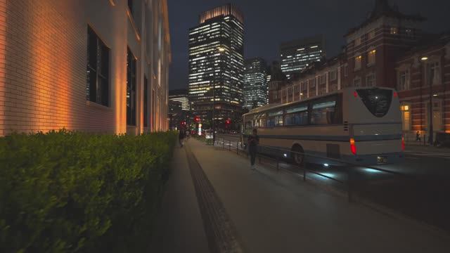 🇯🇵 Токио, Япония - прогулка от делового района до вокзала Токио смотреть онлайн