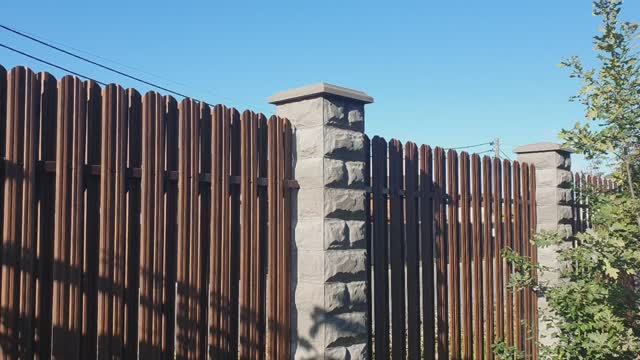 Забор из металлического штакетника, столбы из блоков и воротами. Фасадная отделка частных домов смотреть онлайн