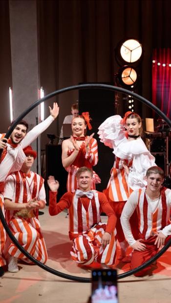 Артисты ретро цирка (жонглеры,ходулисты,акробаты)