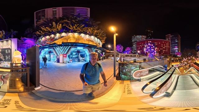 Великолепное новогоднее оформление обычного района обычного китайского города в сферическом формате