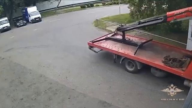 В Москве мужик на эвакуаторе украл из автосалона 26 иномарок на 64 миллиона рублей смотреть онлайн