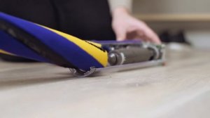 Как заменить щетку с мягким валиком Dyson V12 Руководство по обслуживанию беспроводного пылесоса Det
