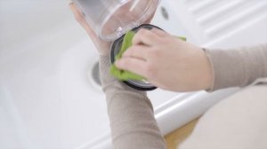 Как опорожнить и очистить прозрачный контейнер беспроводных пылесосов Dyson V8™ и V7 Advanced™