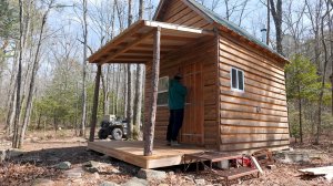 МУЖЧИНА СТРОИТ ДОМИК В ЛЕСУ С СЕМЬЕЙ / НЕБОЛЬШОЙ ДЕРЕВЯННЫЙ ДОМ В ЛЕСУ