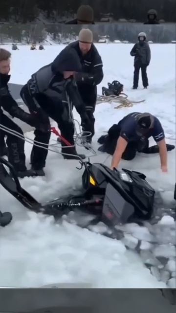 Клюнула огромная рыба! Очень мощный трофей!!. смотреть онлайн