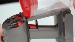 Как заменить прозрачный контейнер на беспроводном пылесосе Dyson V7™.