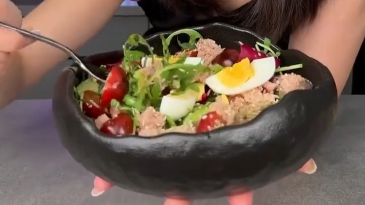 Салат за 5 минут — лёгкий, сытный и очень вкусный...🥗🐟🥑😋 смотреть онлайн