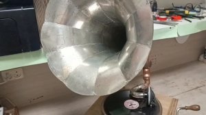 Давайте вместе подуем на свечу