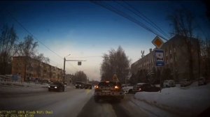 📩📤📥📨✉️Сейчас на ул . Хрустальной около ж/д поликлиники чуть не сбили человека, благо мужчина усп