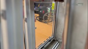 Установка пластиковой двери и стеклянной перегородки