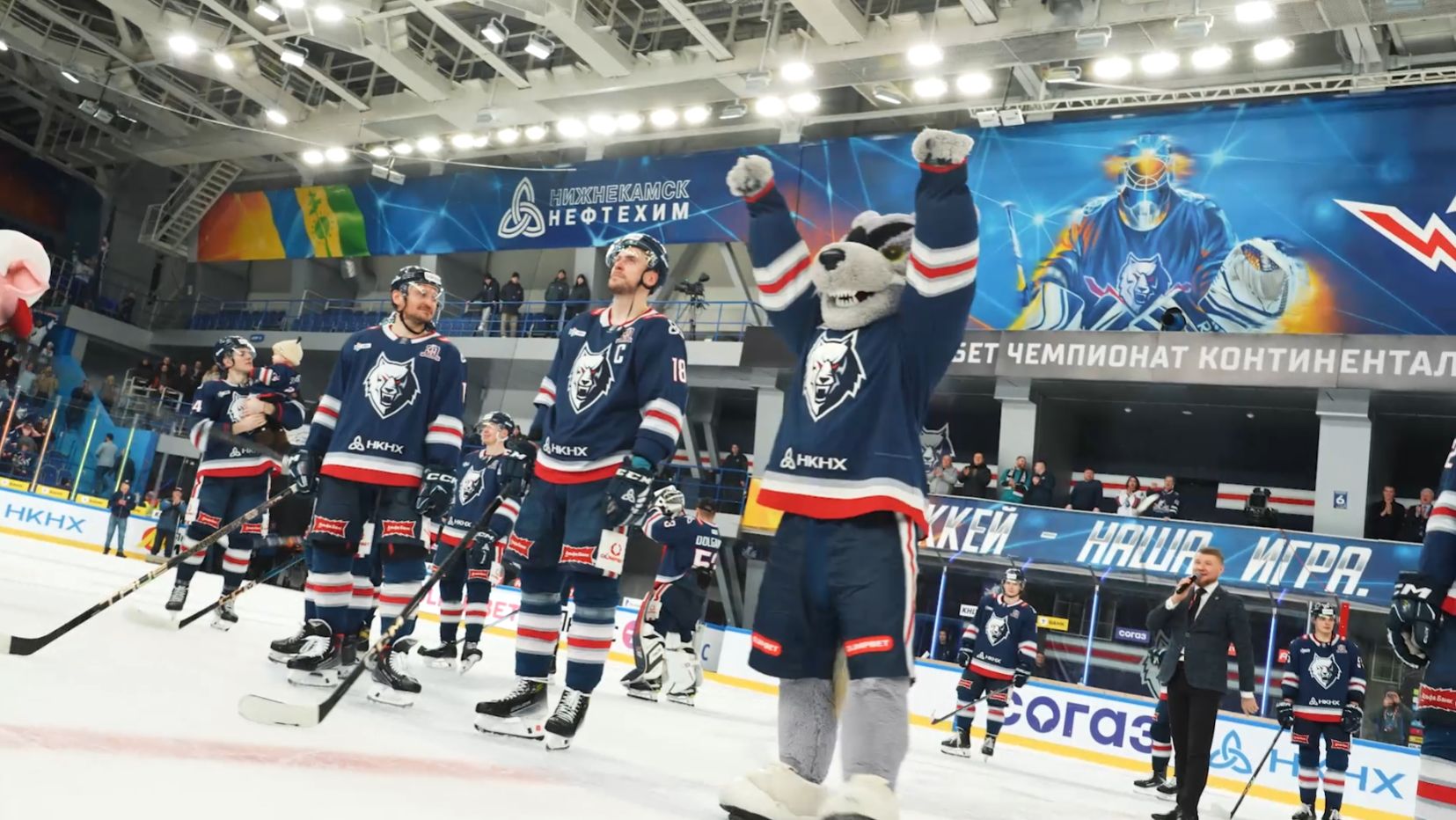 Атмосферное видео матча "Нефтехимик" - "Динамо" (Москва) смотреть онлайн