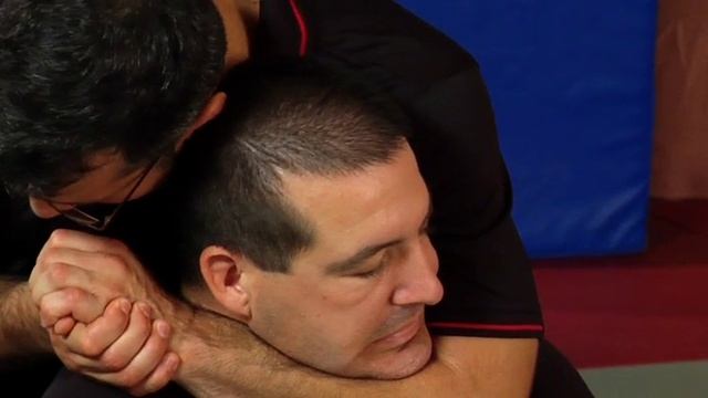 Курс самозащиты - Приемы быстрого отключения и добивания противника Ч 12-1 смотреть онлайн