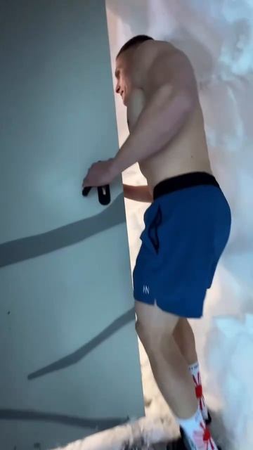 На Камчатке всё стабильно — мужики прокопали целый туннель, чтобы попасть в спортзал смотреть онлайн