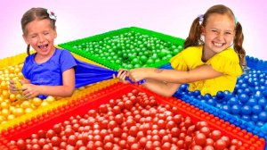 Майя и Маша играют в весёлые цветные шарики!