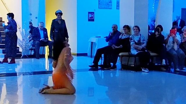 Женственный танец - фрагмент выступления Елены Дружновой.