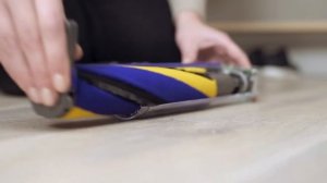 Как заменить мягкую роликовую щетку в беспроводном пылесосе Dyson V15 Detect™. Руководство по технич