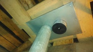 Трубы дымохода и вентиляции стоят на досках!