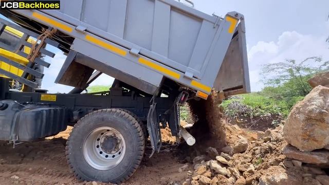 Экскаватор JCB 205 Выкапывает большую скважину , загружая буровой раствор в грузовик Eicher 2095 смотреть онлайн