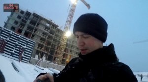 Как крановщик спускается с башенного крана. How the crane operator descends from the tower crane.
