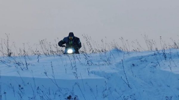 Прыжки на снегоходе Ирбис