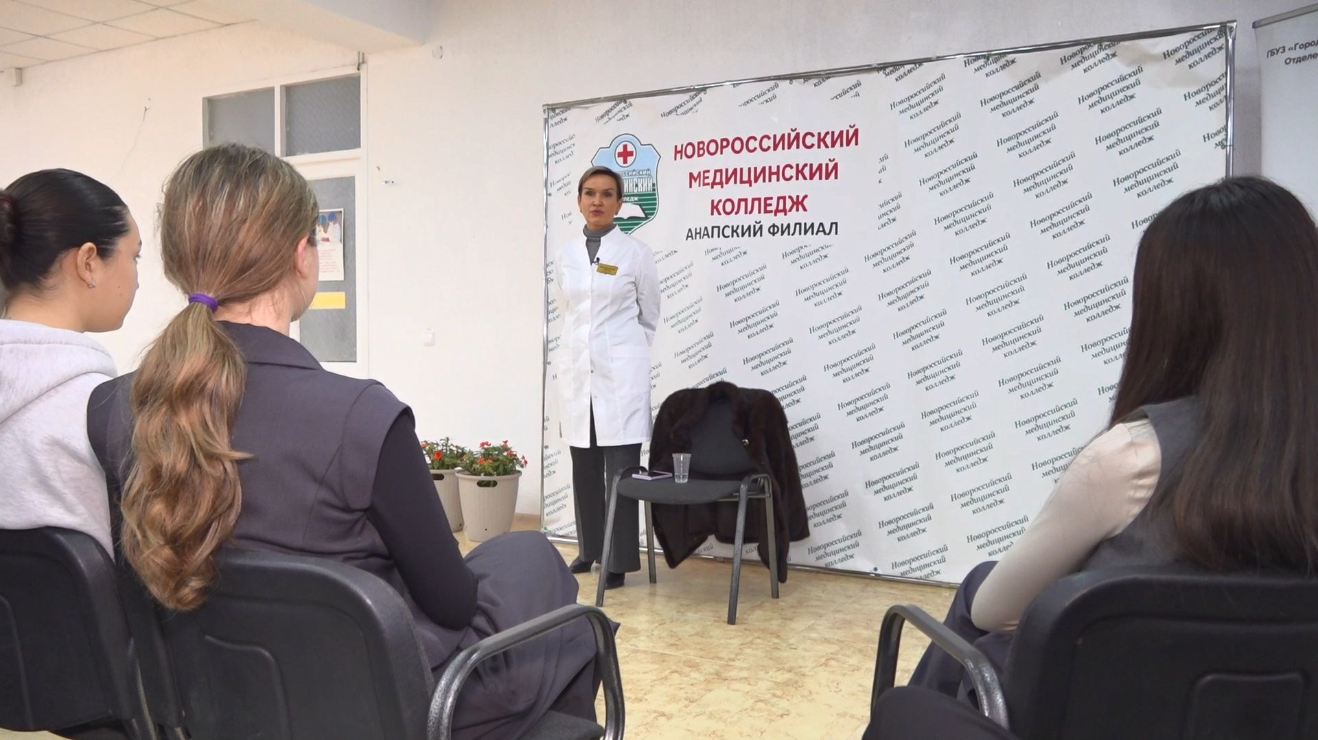 Заведующая станцией скорой помощи раскрыла секреты профессии молодёжи Анапы смотреть онлайн