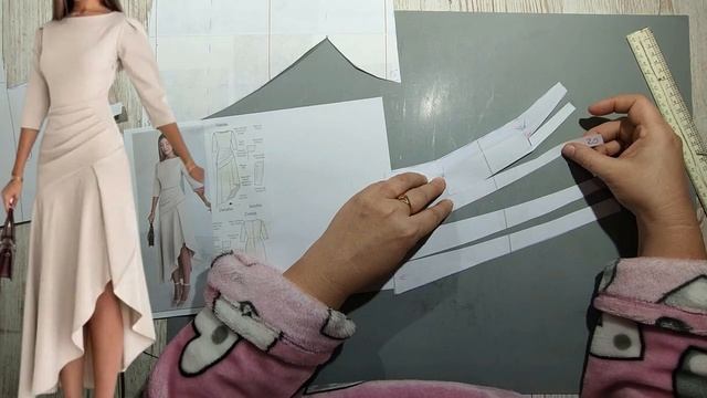 Моделирование. Платье с отрезной кокеткой на юбке и легкой драпировкой. Выкройка № 1938. смотреть онлайн