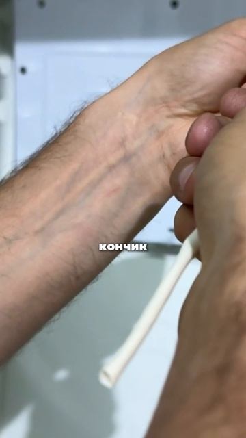 Закрепляем трубку термостата к новому испарителю смотреть онлайн