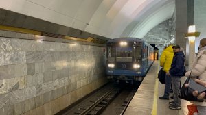 «Первый поезд с утра!» Метропоезд «Номерной» (81-717/714) №410 на ст.м.Ладожская и Достоевская, 2026