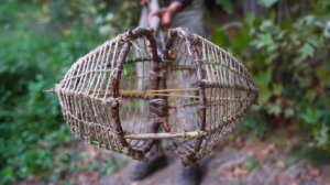 Примитивная рыбалка / Техника рыбалки на необитаемом острове / Необычный способ лова рыбы .