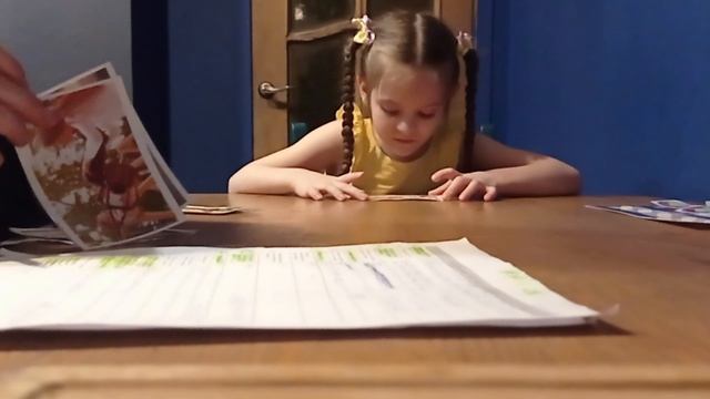 Называть существительное и глагол вместе на картинках