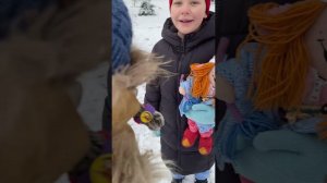 БАСИК играет в снежки с Бабой-Ягой / Семейка Басиков и Мисс Фаина