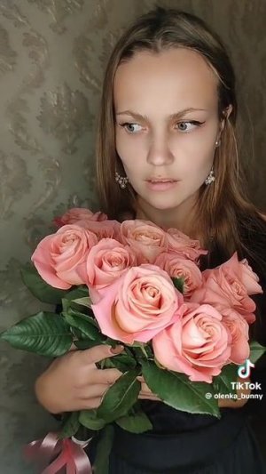 Самая красивая девочка купила себе букет, чтобы парень ревновал