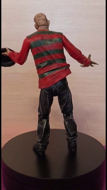 Фигурка Фредди Крюгера смотреть онлайн