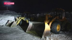 СНЕГОУБОРОЧНАЯ ТЕХНИКА И СПЕЦИАЛИСТЫ С САХАЛИНА ПРИСТУПИЛИ К РАСЧИСТКЕ В СТОЛИЦЕ КАМЧАТКИ • НОВОСТИ