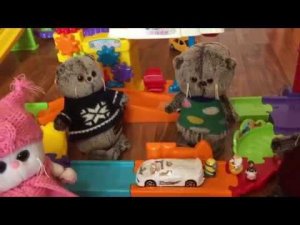 Бэби БАСИКИ играют в машинки на гоночной трассе в игровом центре.