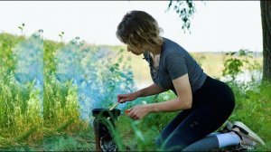 Одиночный поход и приготовление пищи на костре в лесу у реки. Бушкрафт