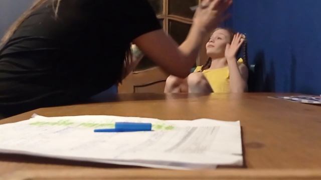 Показывать части тела на себе