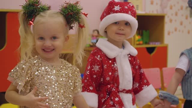 Новогодний утренник в Детском саду смотреть онлайн