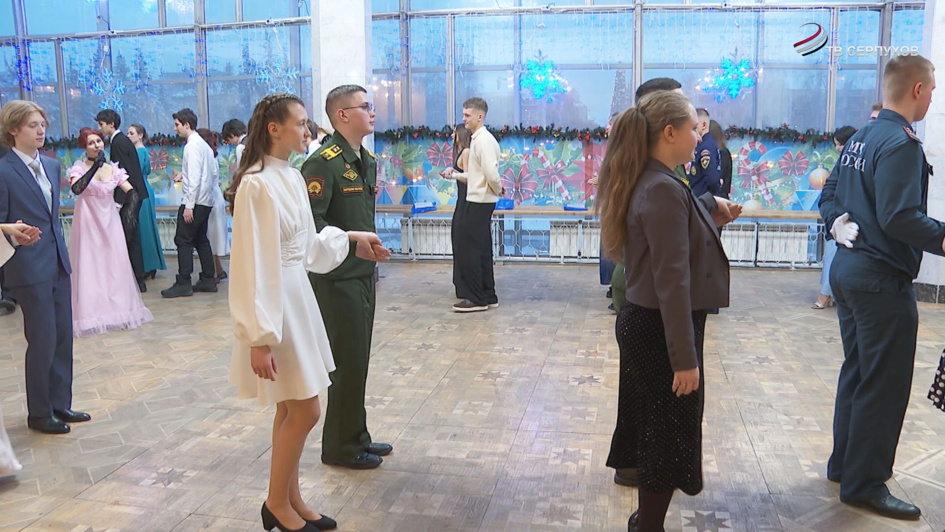 В Серпухове провели традиционный студенческий бал смотреть онлайн