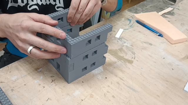 Сборка игровых деталей макета - конструктора