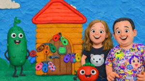 КТО ЗАКРЫЛ сарай на 12 замков от ФРУКТОВ? ОГУРЕЦ в ШОКЕ! Пластилиновая игра ПАПА и ДОЧКИ!