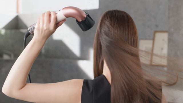 Dyson Supersonic r™ Фен «Свободная подача ветра для шелковистых волос по дороге домой из салона» смотреть онлайн