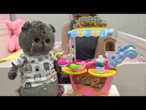 Хозяйка подарила Бэби Ли-Ли новую КУХНЮ. Обзор и распаковка / Семейка Басиков и Мисс Фаина