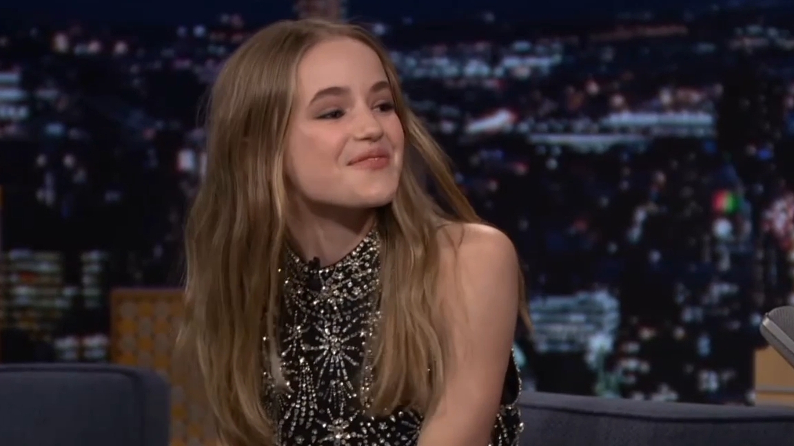 Нелл Фишер дарит Джимми ожерелье «Холли-героиня» из «Очень странных дел» и учит его танцу из сериала смотреть онлайн