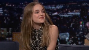 Нелл Фишер дарит Джимми ожерелье «Холли-героиня» из «Очень странных дел» и учит его танцу из сериала