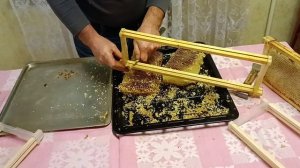 Как почистить облегченную магазинную рамку для пчёл