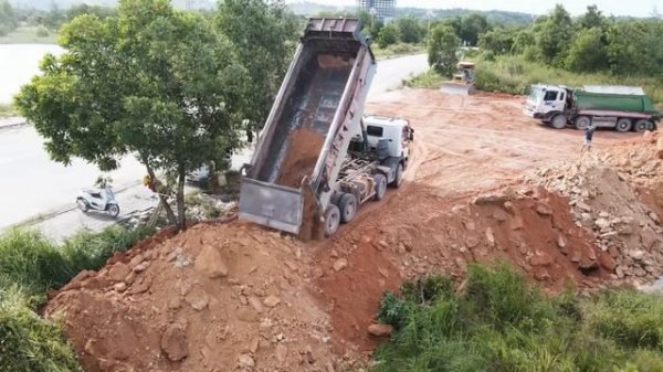 Amazing Huge Size Task! Powerful KOMATSU Bulldozers Show Work Actions Push Soil With Many Trucks 25t